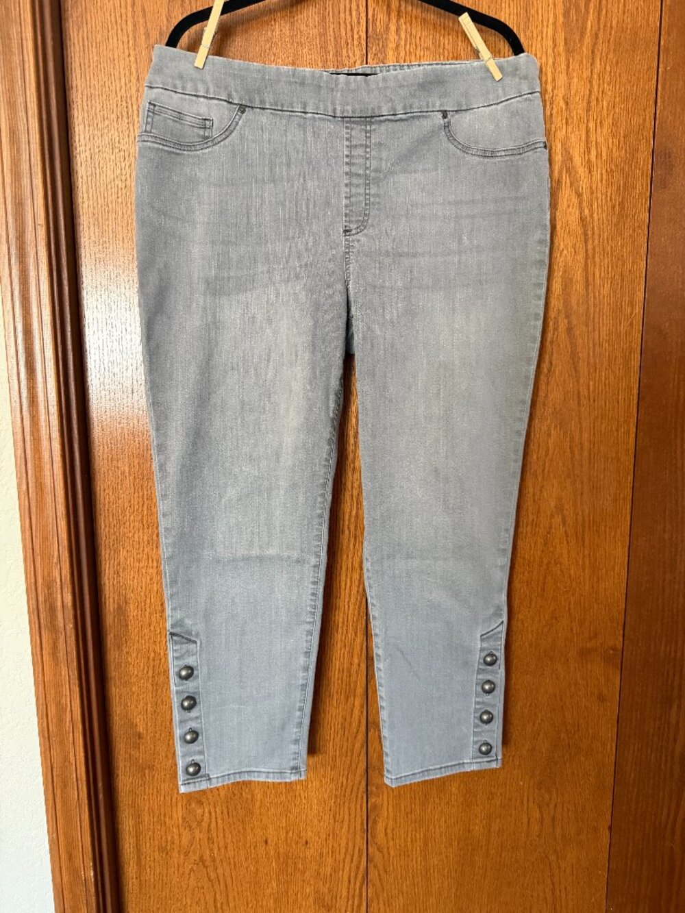 Chico's Pull On Jegging Ankle Pants Size 16 3R Gray Denim Button Detail  Brand: